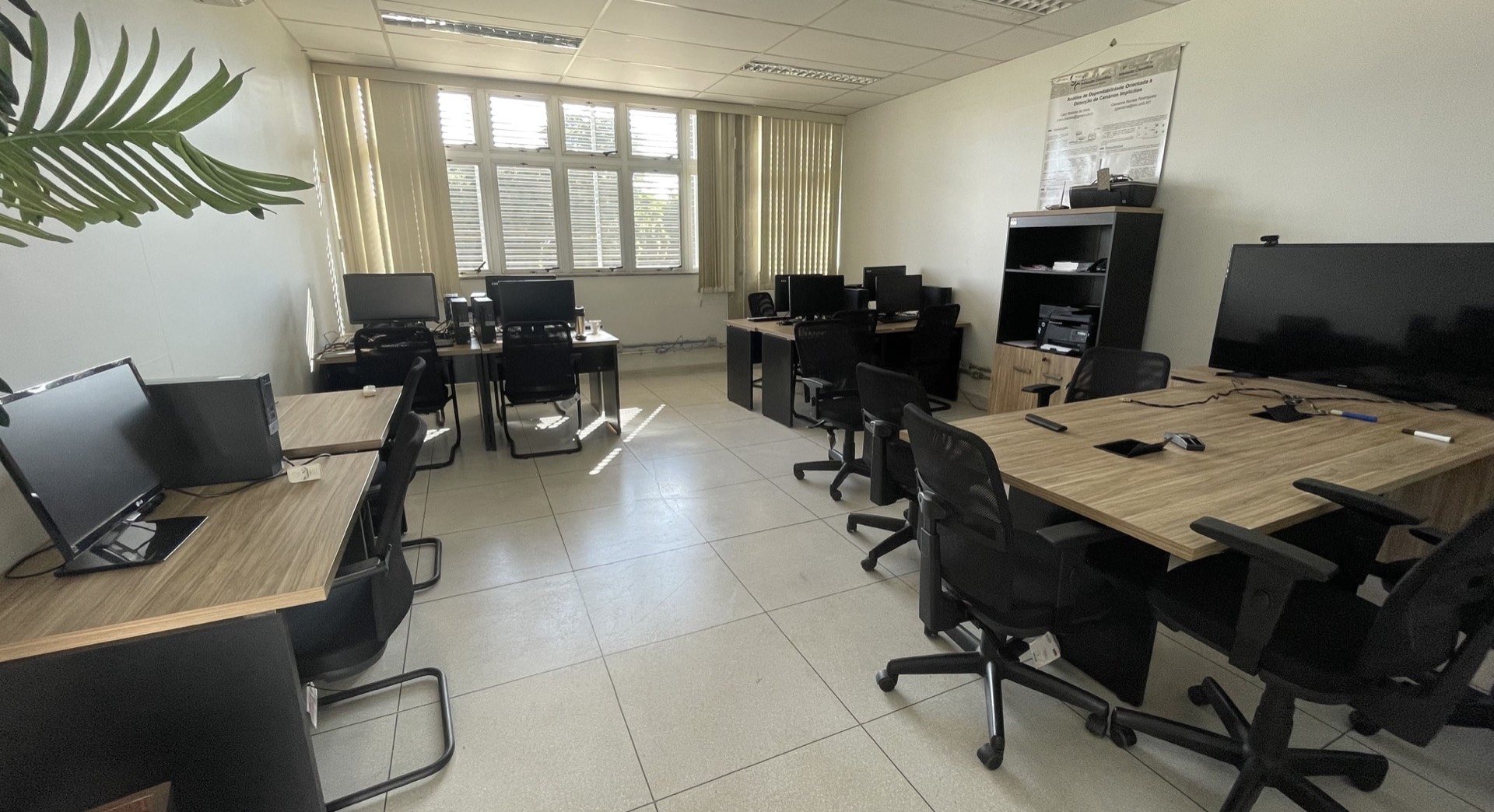 Sala do Laboratório de Engenharia de Software da UnB